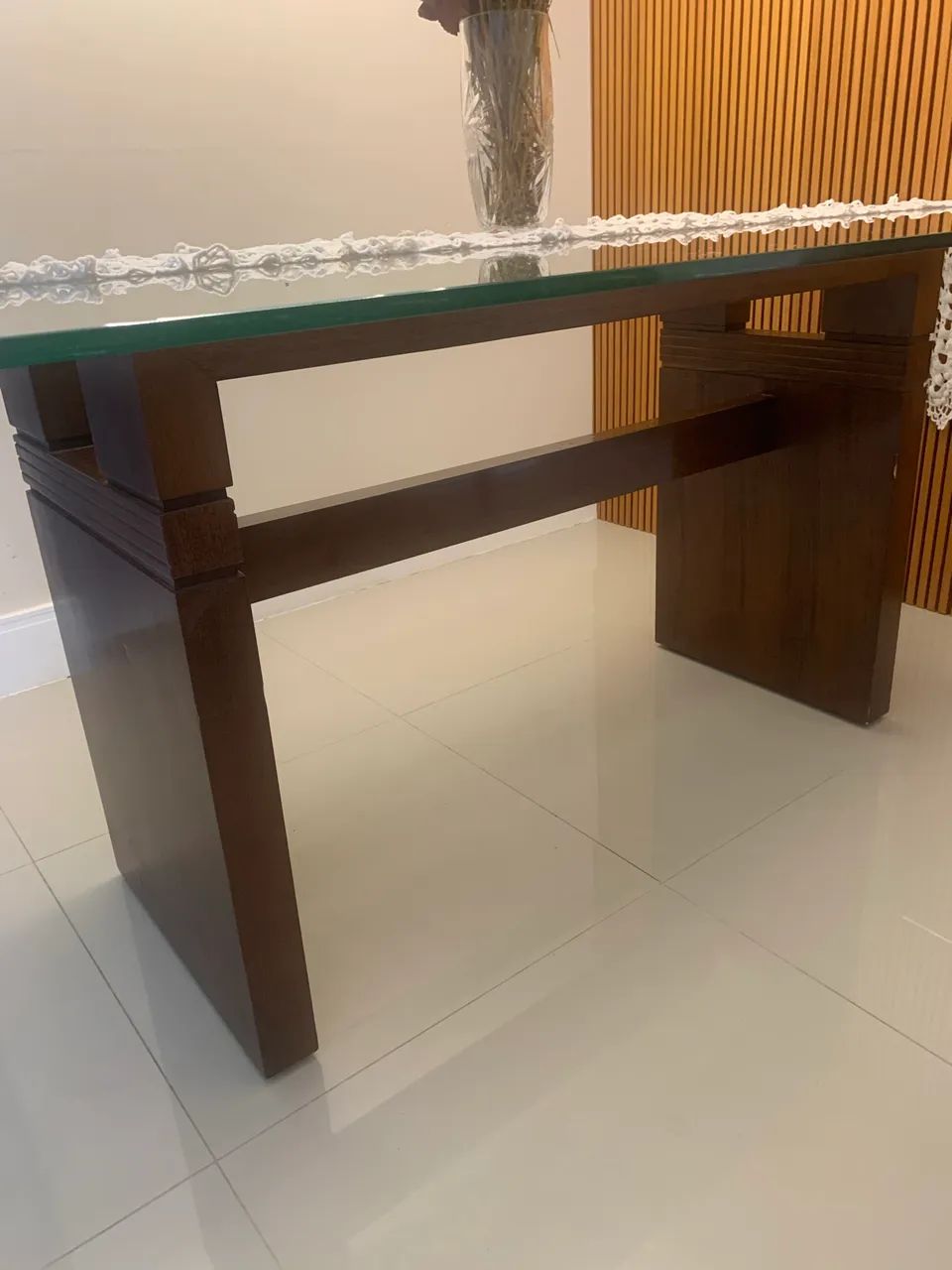 Mesa com tampa de vidro e base madeira 