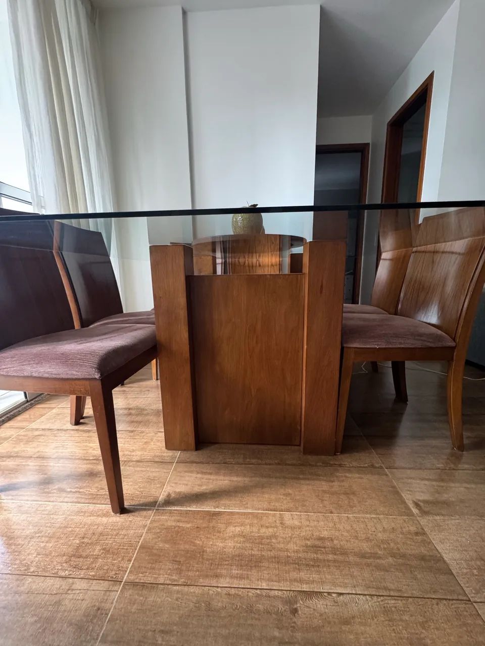 Mesa de Jantar com Tampo de Vidro + 8 Cadeiras de Madeira - Foto 3