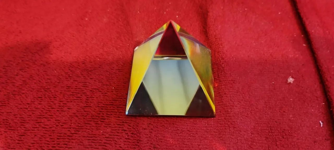 Pirâmide de Cristal - Furta Cor