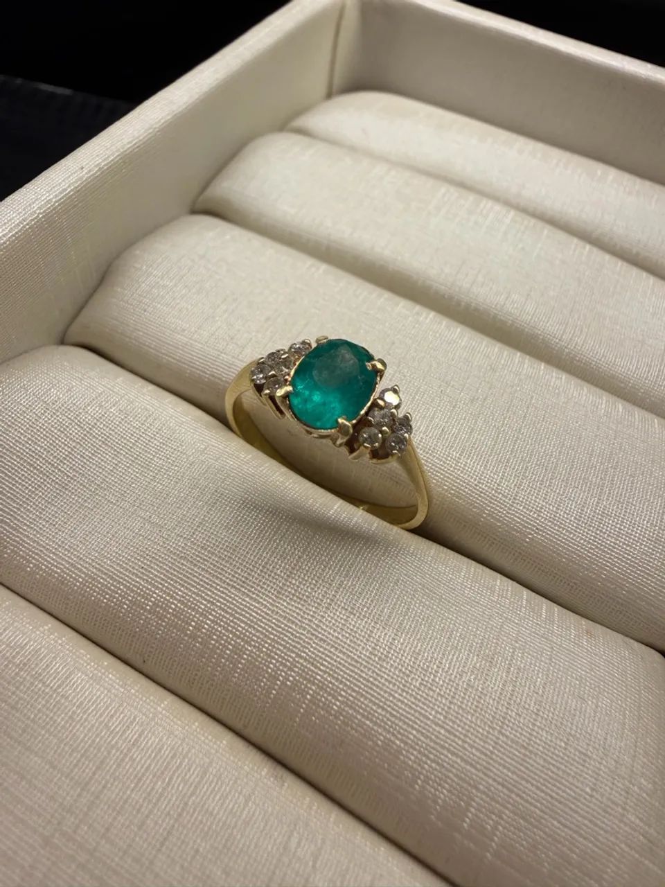 Anel ouro 18k com diamantes e esmeralda  - Foto 2