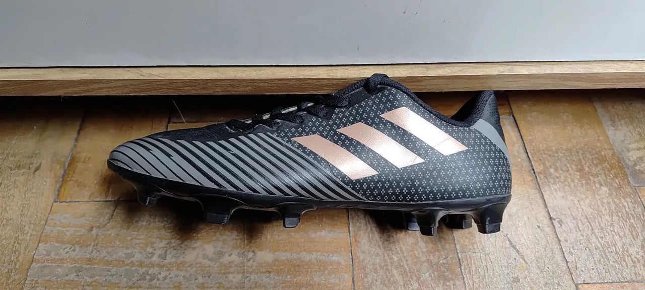Chuteira Campo Adidas Artilheira 18 FG + Caneleiras VPS - Calçados