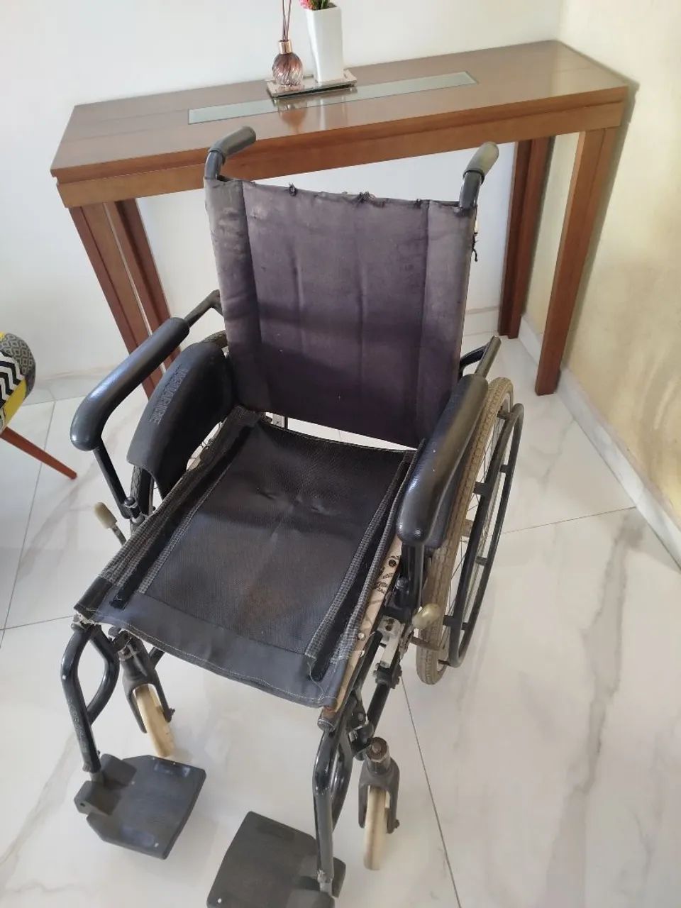 Cadeira de rodas grande  - Foto 4