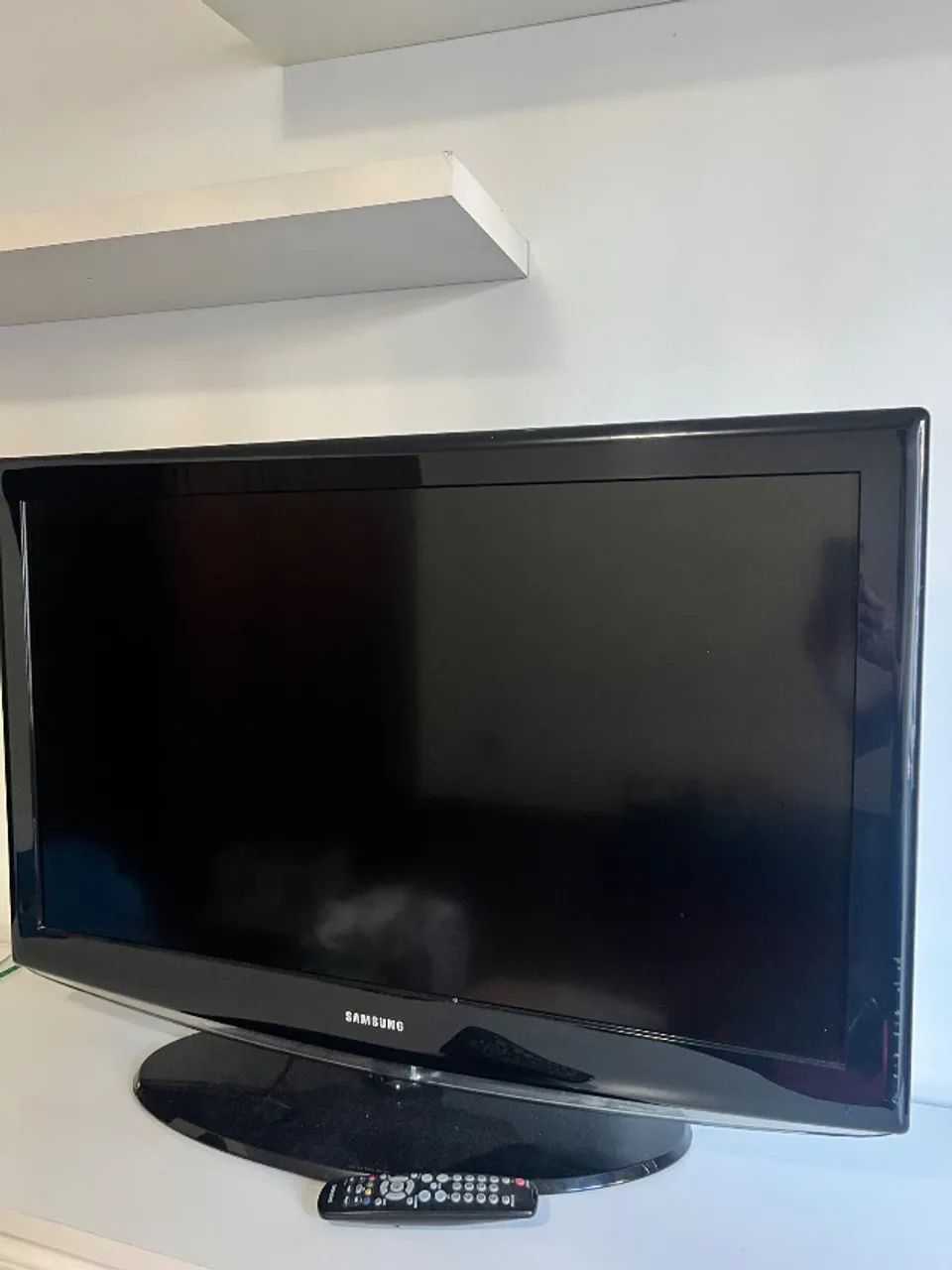 TV Samsung 39? com controle remote e pés de apoio. N?O É SMART.
