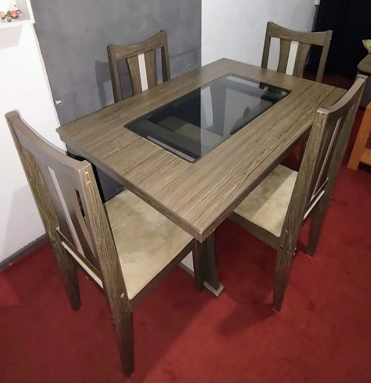 Mesa com 4 cadeiras 