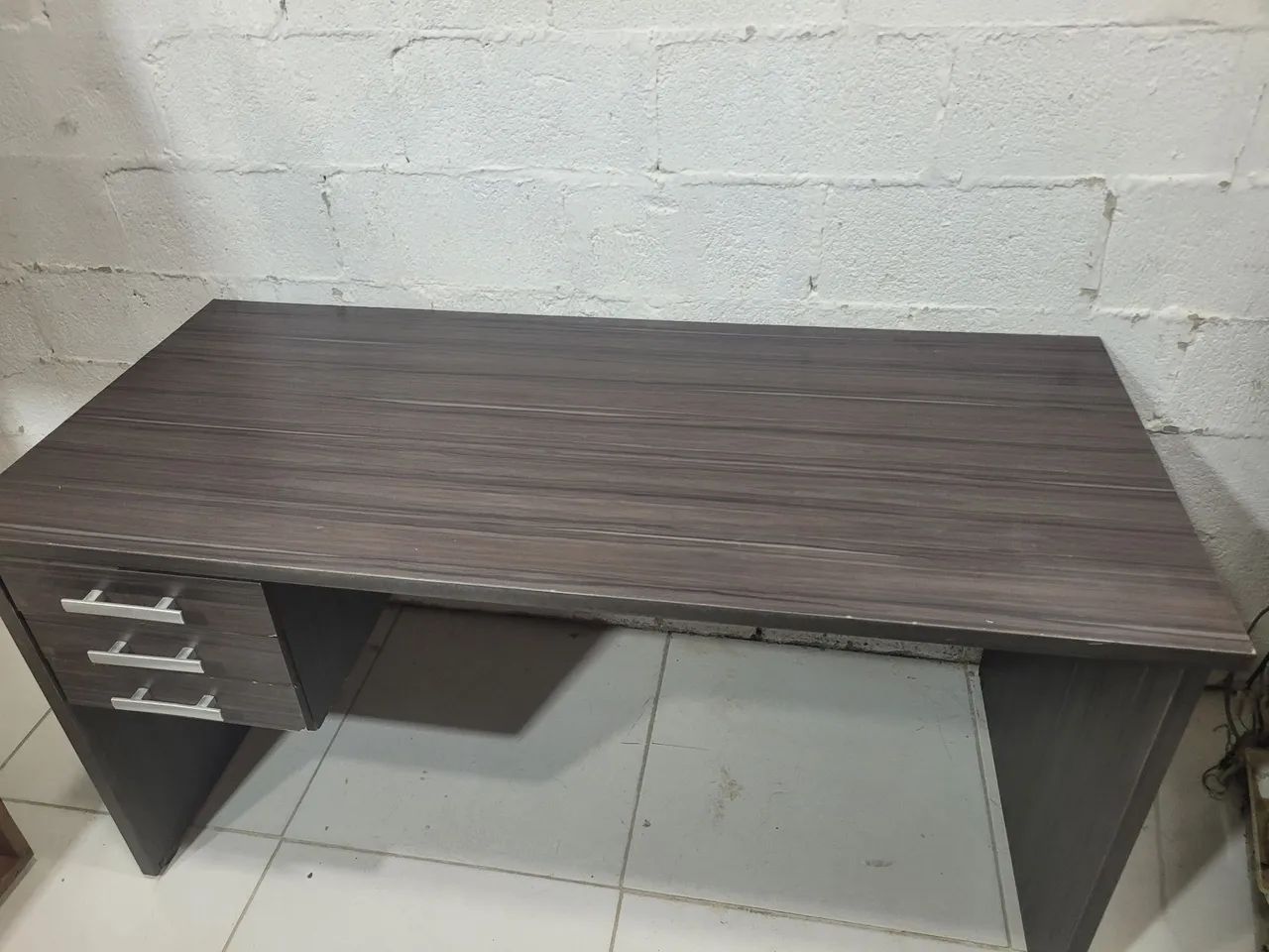 Mesa de escritório com gavetas  - Foto 2