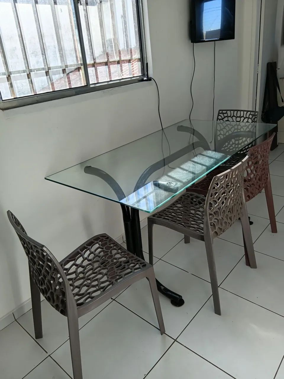 Mesa de vidro com 4 cadeiras - Foto 2