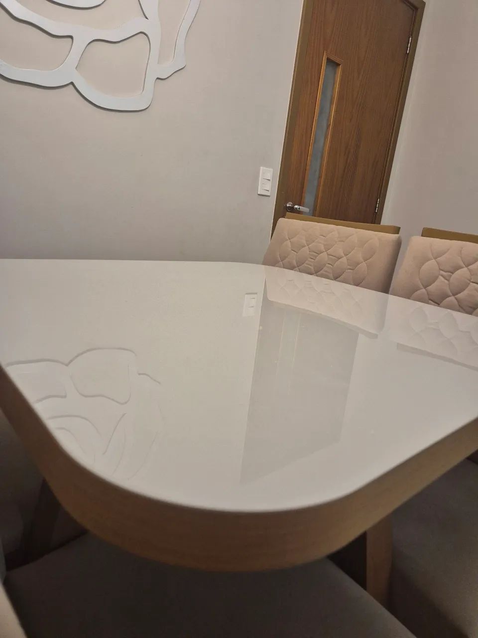 Mesa nova com quatro cadeiras  - Foto 4