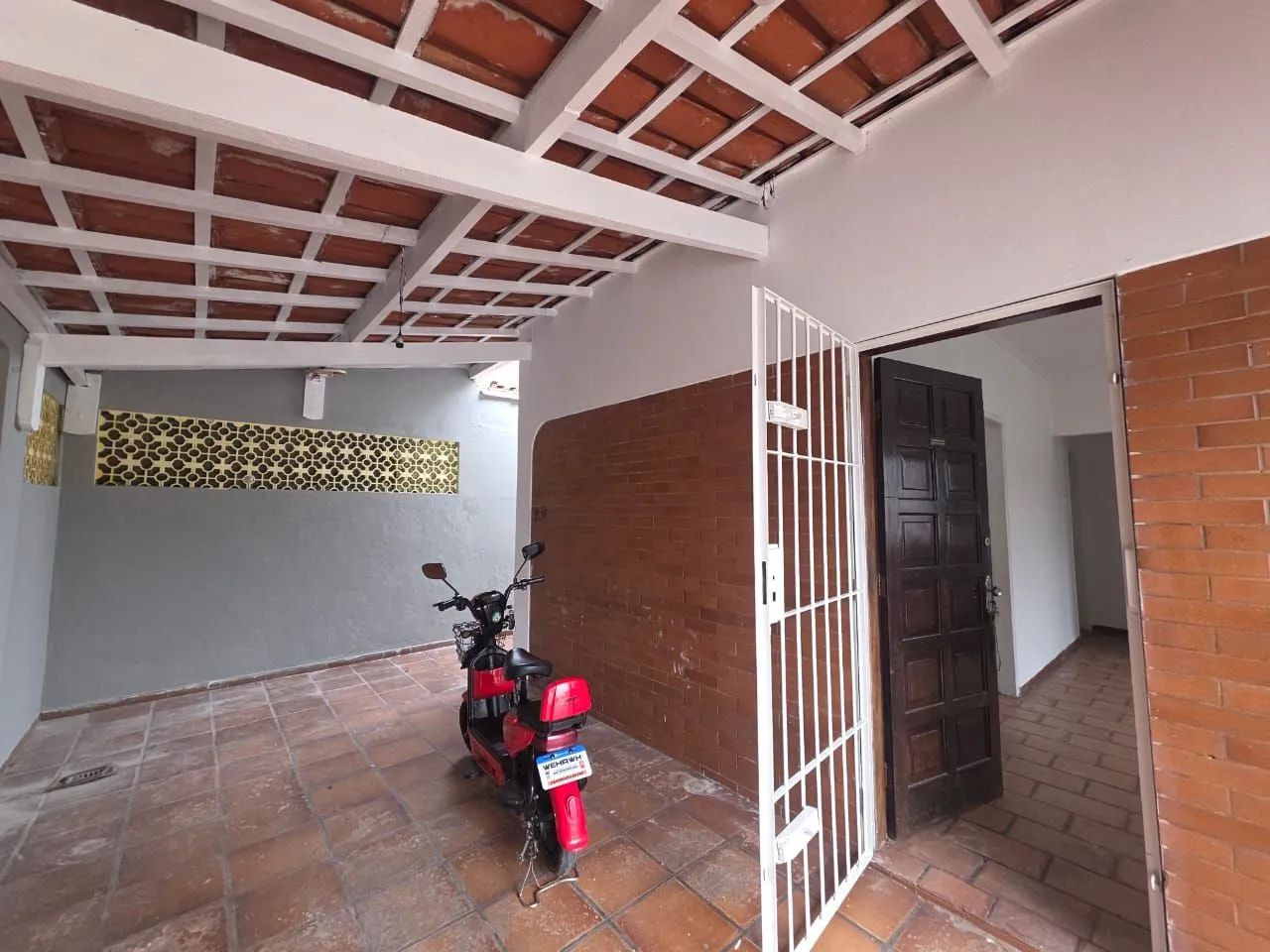 Casa individual com dois dormitórios e uma suíte. 