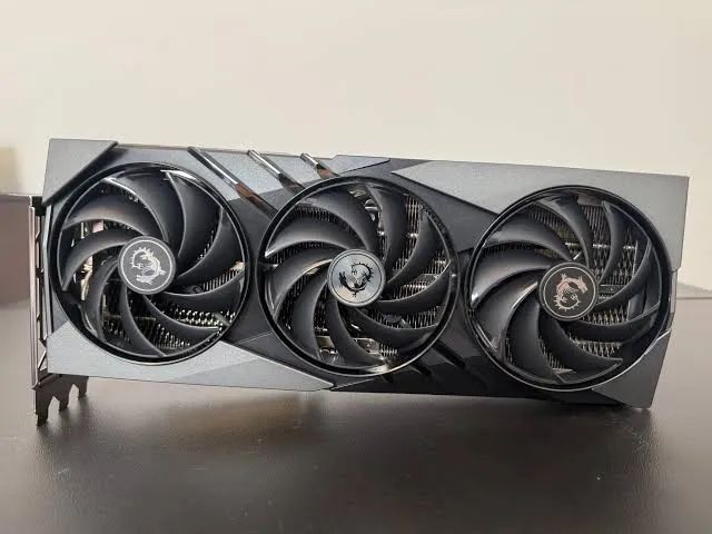  RTX 4090 GAMING SLIM ? PERFORMANCE ABSURDA!