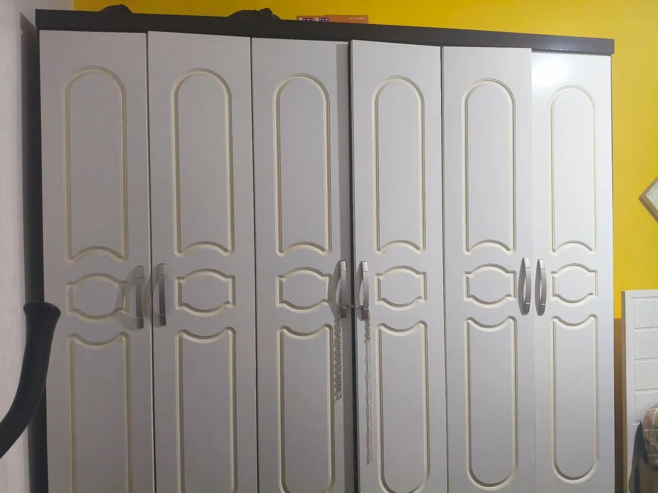 Guarda Roupa, cômoda, dois criado mudo.