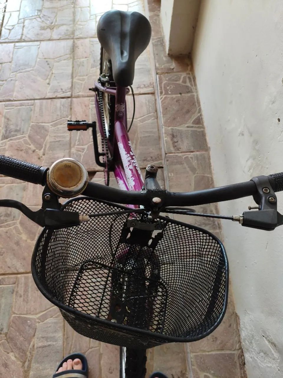 Bicicleta infantil roxa usada - Foto 4