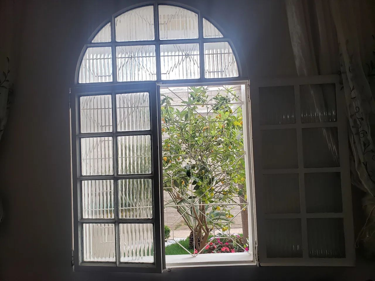 Janela com vidros e grades - Foto 3
