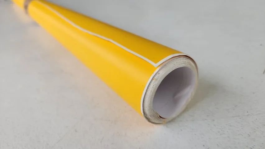Adesivo amarelo
