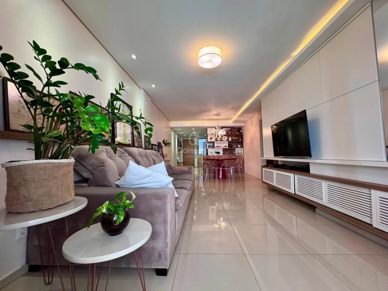 Apartamento semimobiliado de 3 quartos com terraço no Centro
