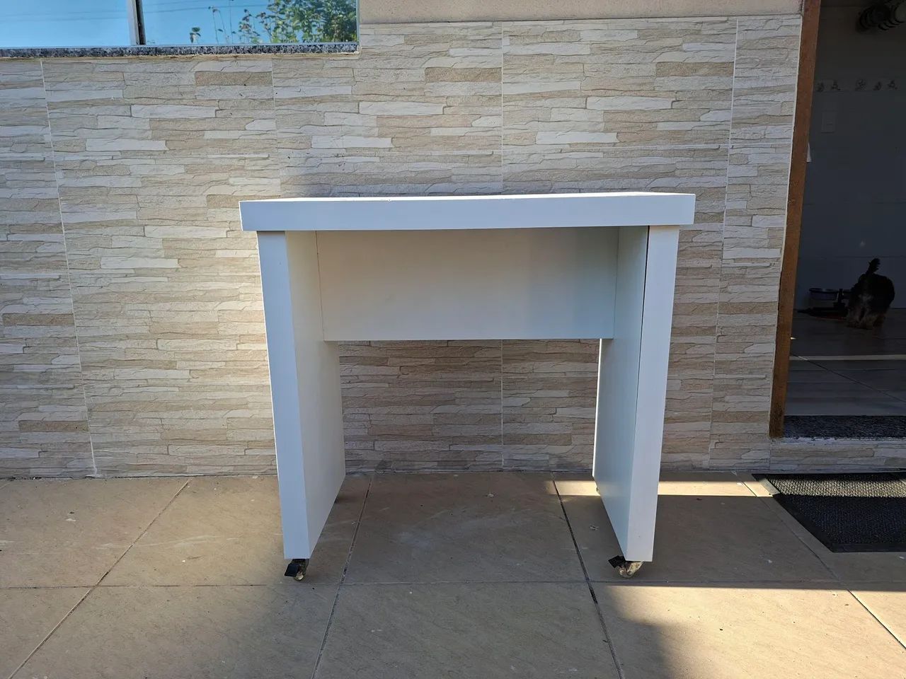 Mesa branca retangular com rodinhas  - Foto 2
