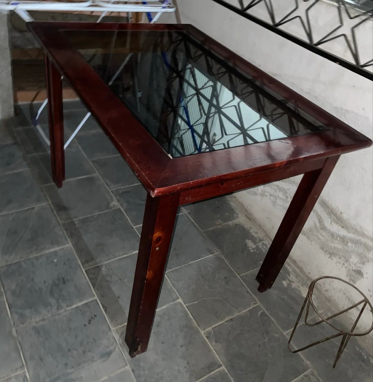 Mesa de madeira com parte superior de vidro  - Foto 2