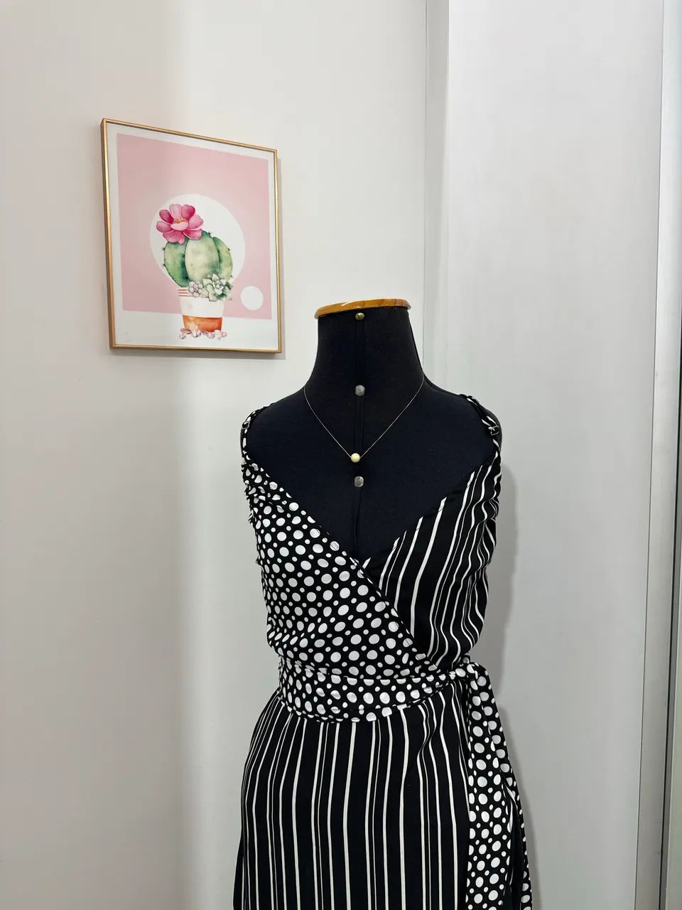 Vestido preto e branco estampa listra e poa - Foto 3