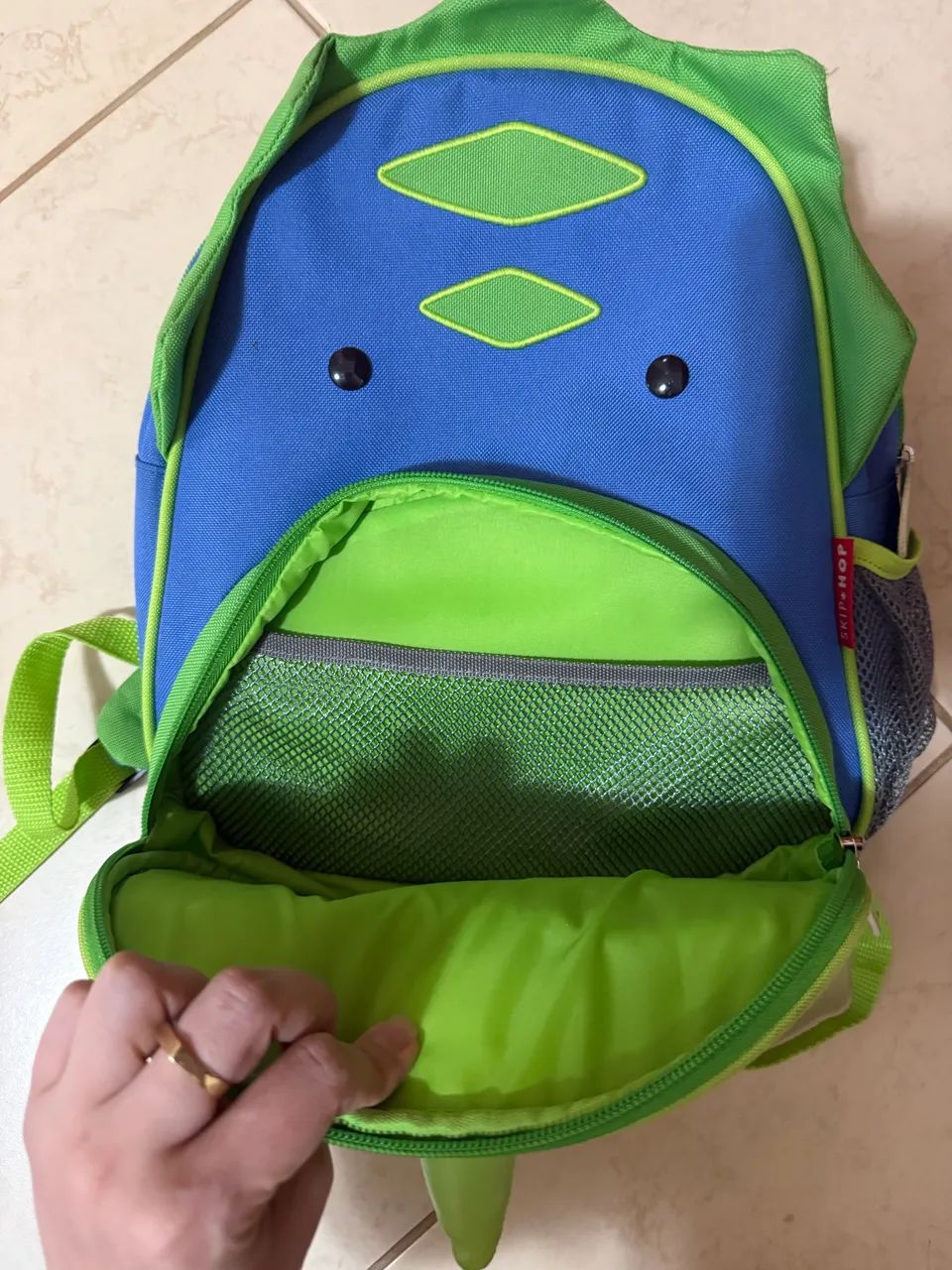 Mochila Skip Hop dinossauro  - Foto 4