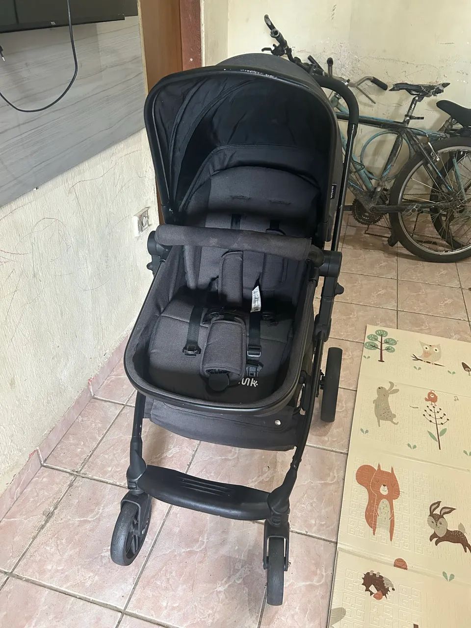 Carrinho de bebê Multikids Beyond com berço moíses Preto  - Foto 4