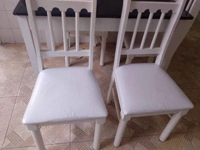 mesa com 4 cadeira 