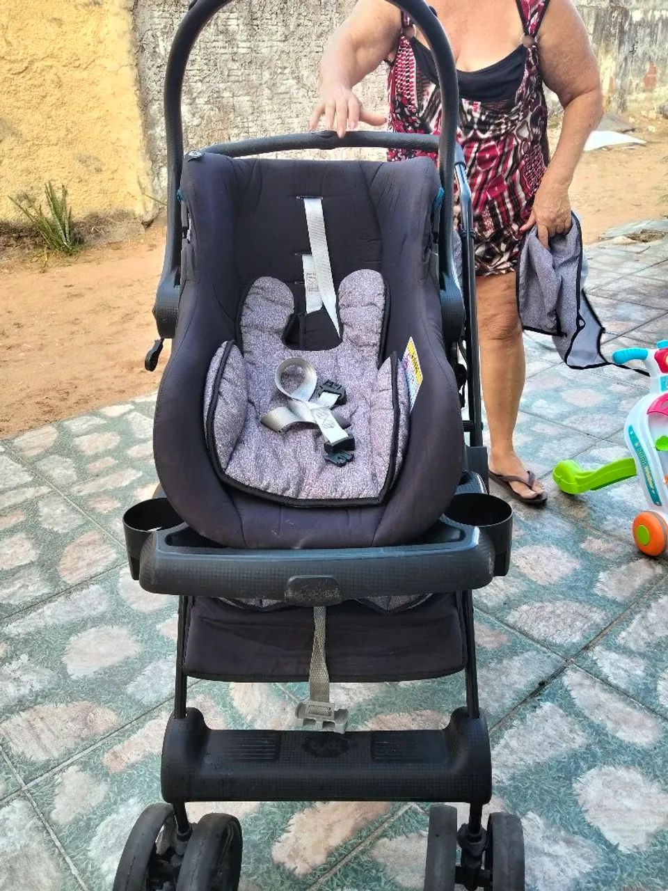Carrinho com bebê conforto . - Foto 3