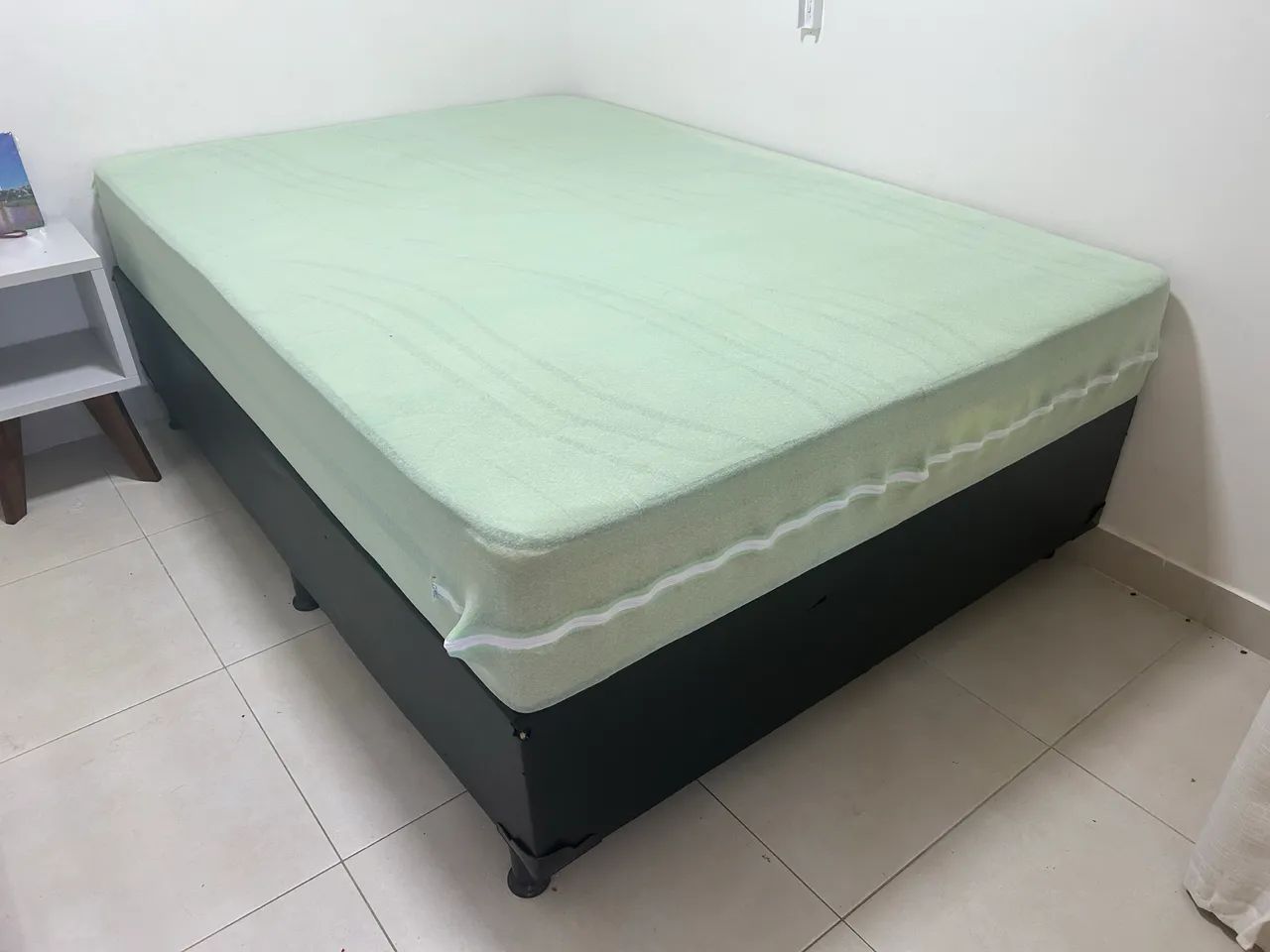 Cama com colchão de molas e capa 