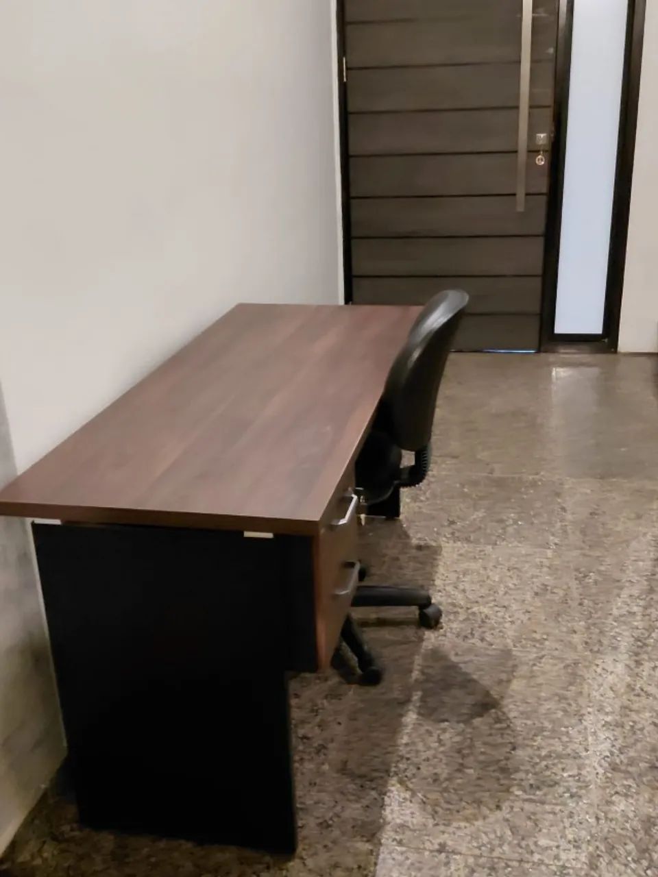 Mesa e cadeira giratório para escritório
