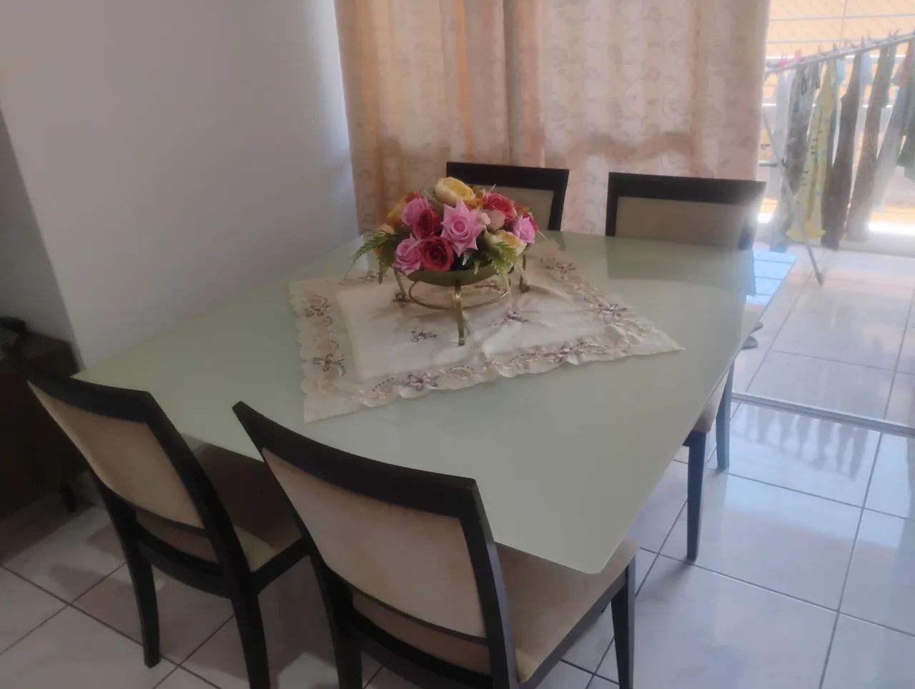 MESA DE VIDRO COM 4 CADEIRAS  - Foto 2