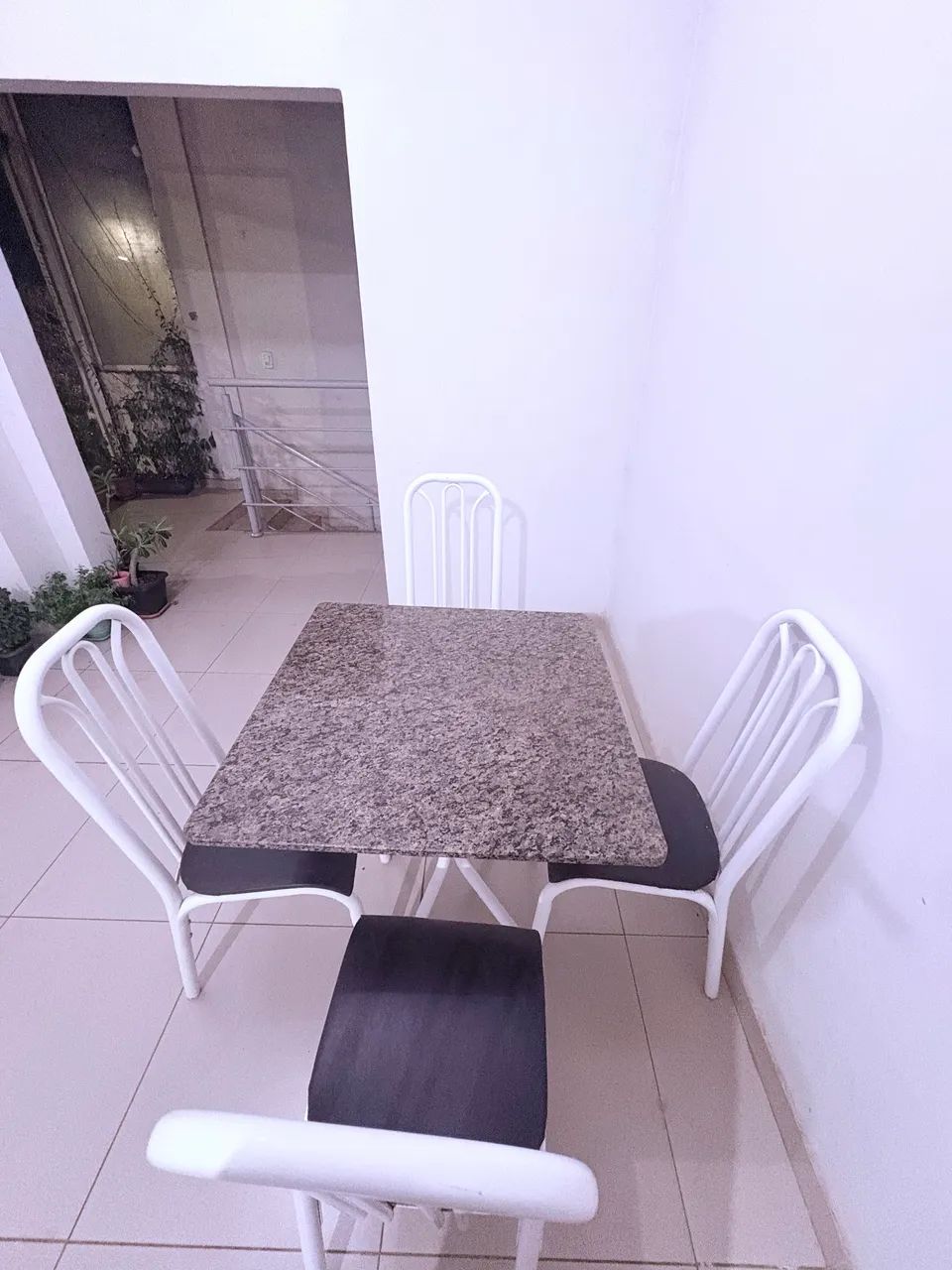 Conjunto Mesa de Jantar / Cozinha com Tampo de Granito e 4 Cadeiras