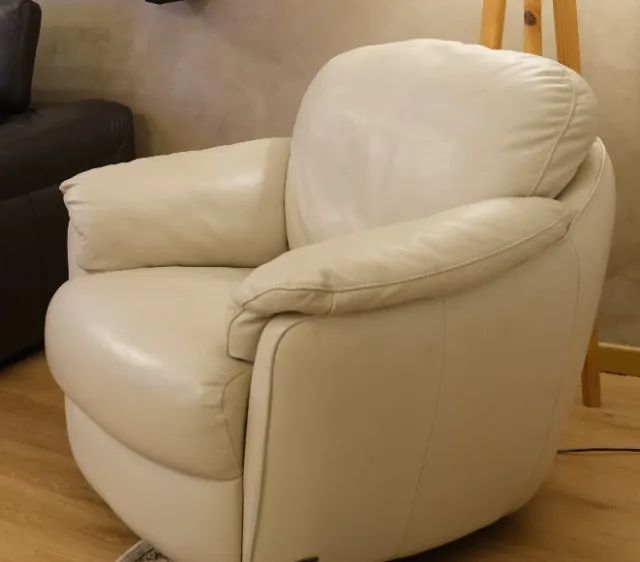 Poltrona Natuzzi giratória com balanço, em couro - Foto 2