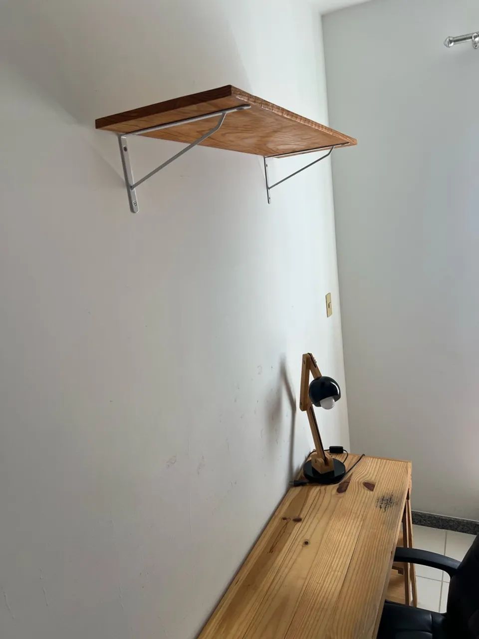 Mesa de estudo com prateleira e cadeira acolchoada + luminária  - Foto 2