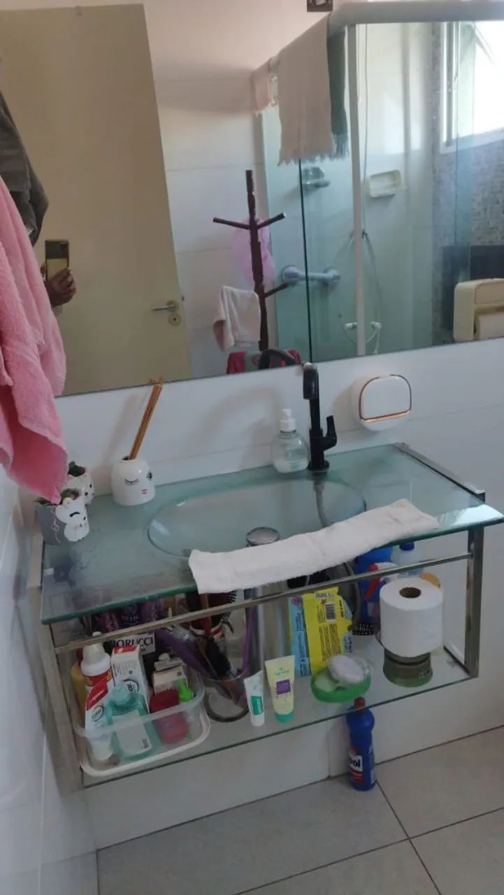 Pia de vidro com prateleira para banheiro.