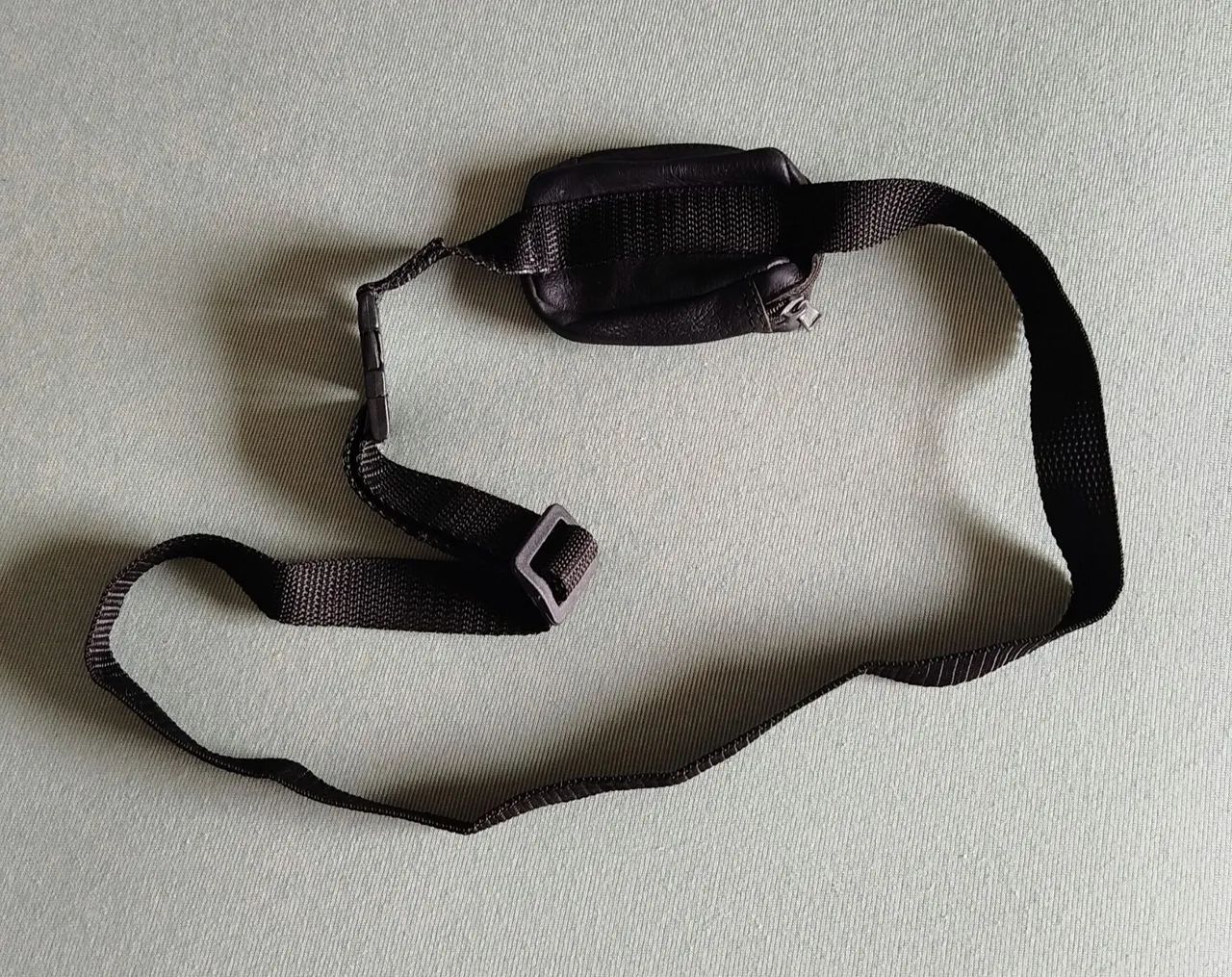 Pochete preta em couro  - Foto 3