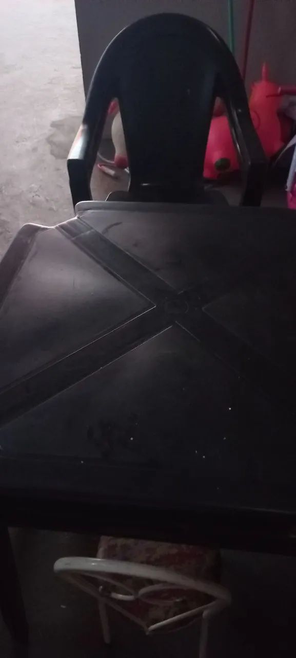 Vendo 2 jogos de mesa com 4 cadeiras 200.00 cada jogo não entrego vila atlantida  mc