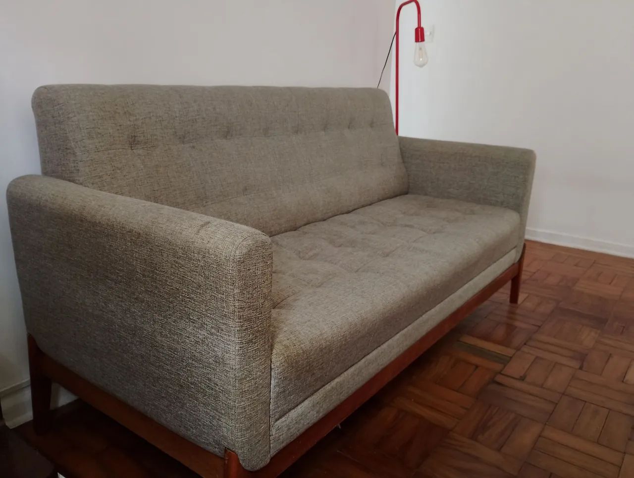 Sofá 3 Lugares Estilo Retrô em Madeira - Mobly - Excelente Estado - Foto 2