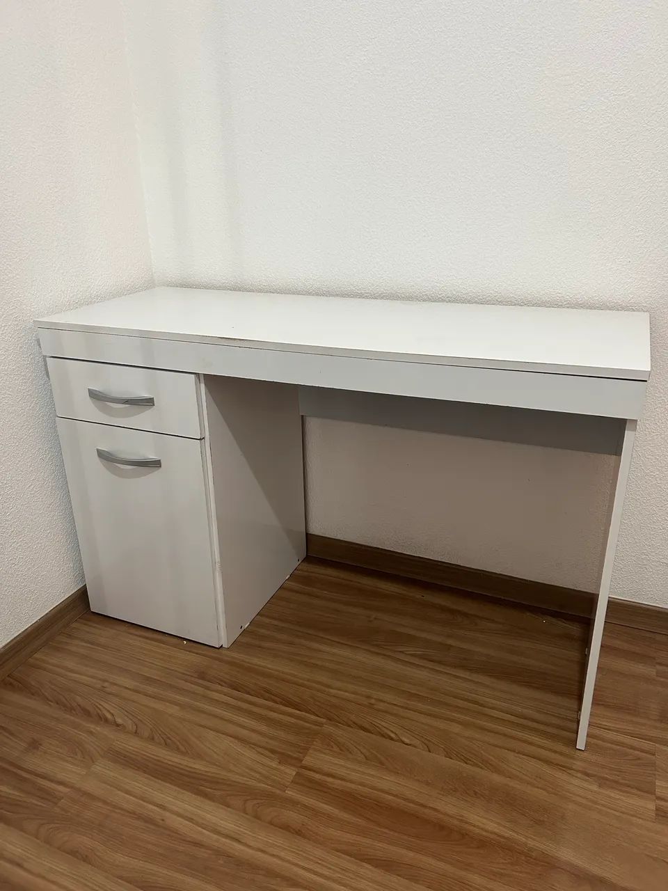 Escrivaninha (mesa) branca com gaveta e porta