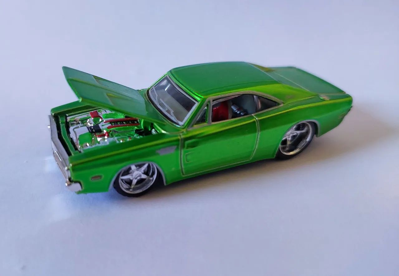 Miniatura Maisto Premium 1.64