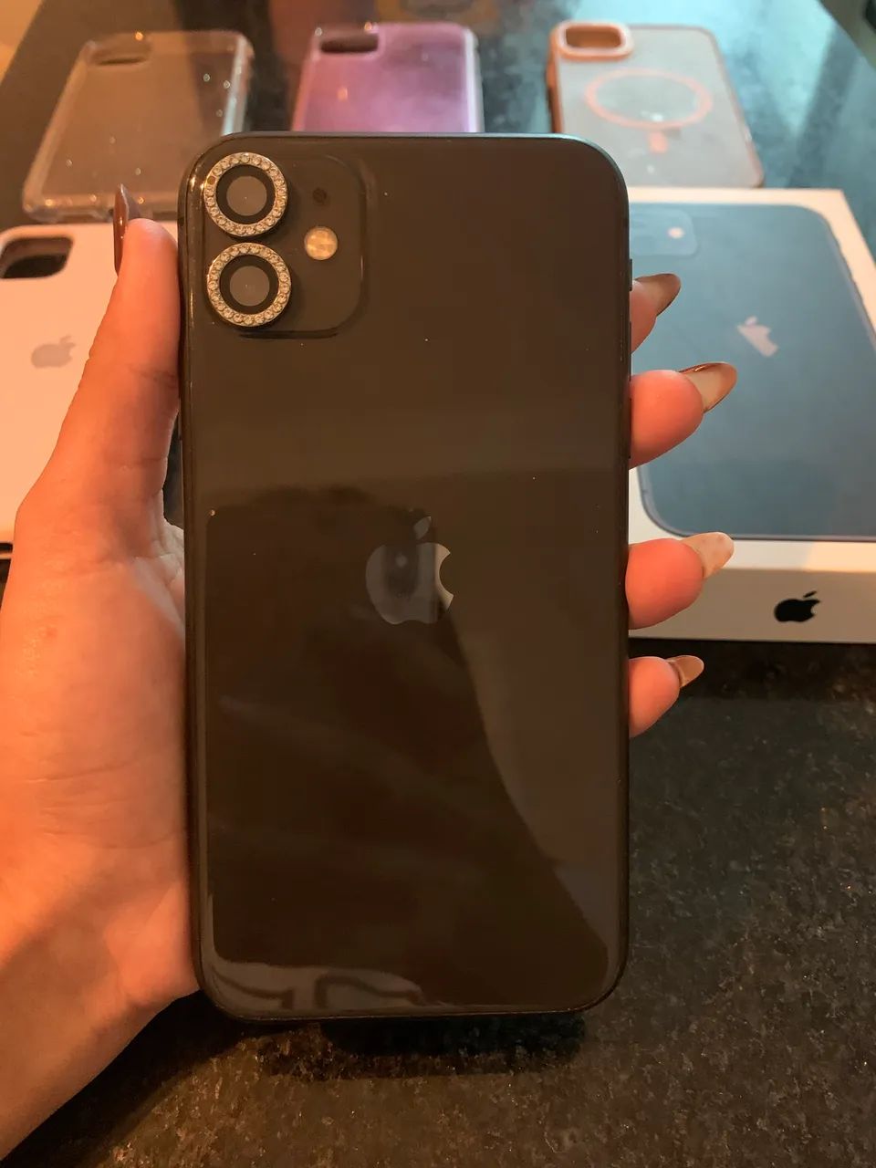 iPhone 11 Preto - Excelente estado + 8 capinhas  - Foto 2