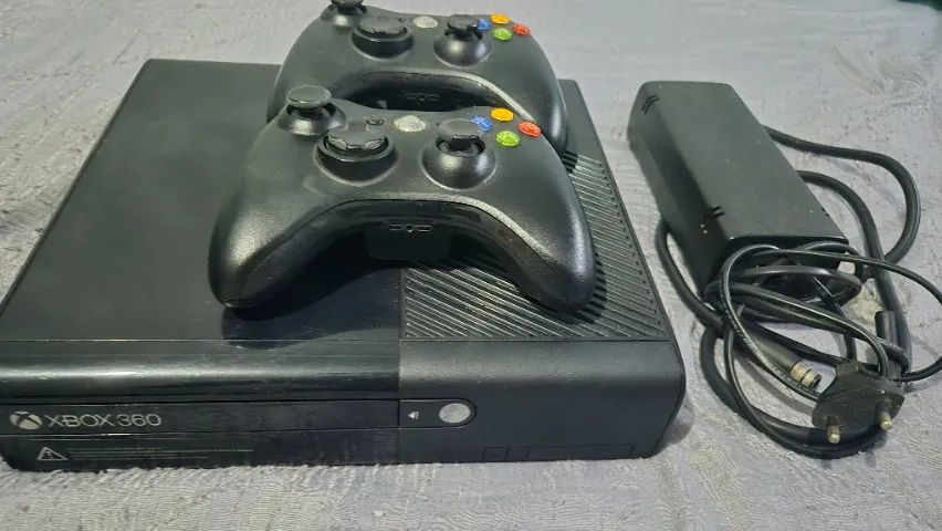 Xbox 360 Super Slim + 2 Controles - Foto 3