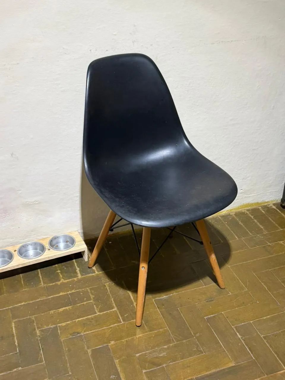 Cadeira Eames / Eiffel preta com pés amadeirados