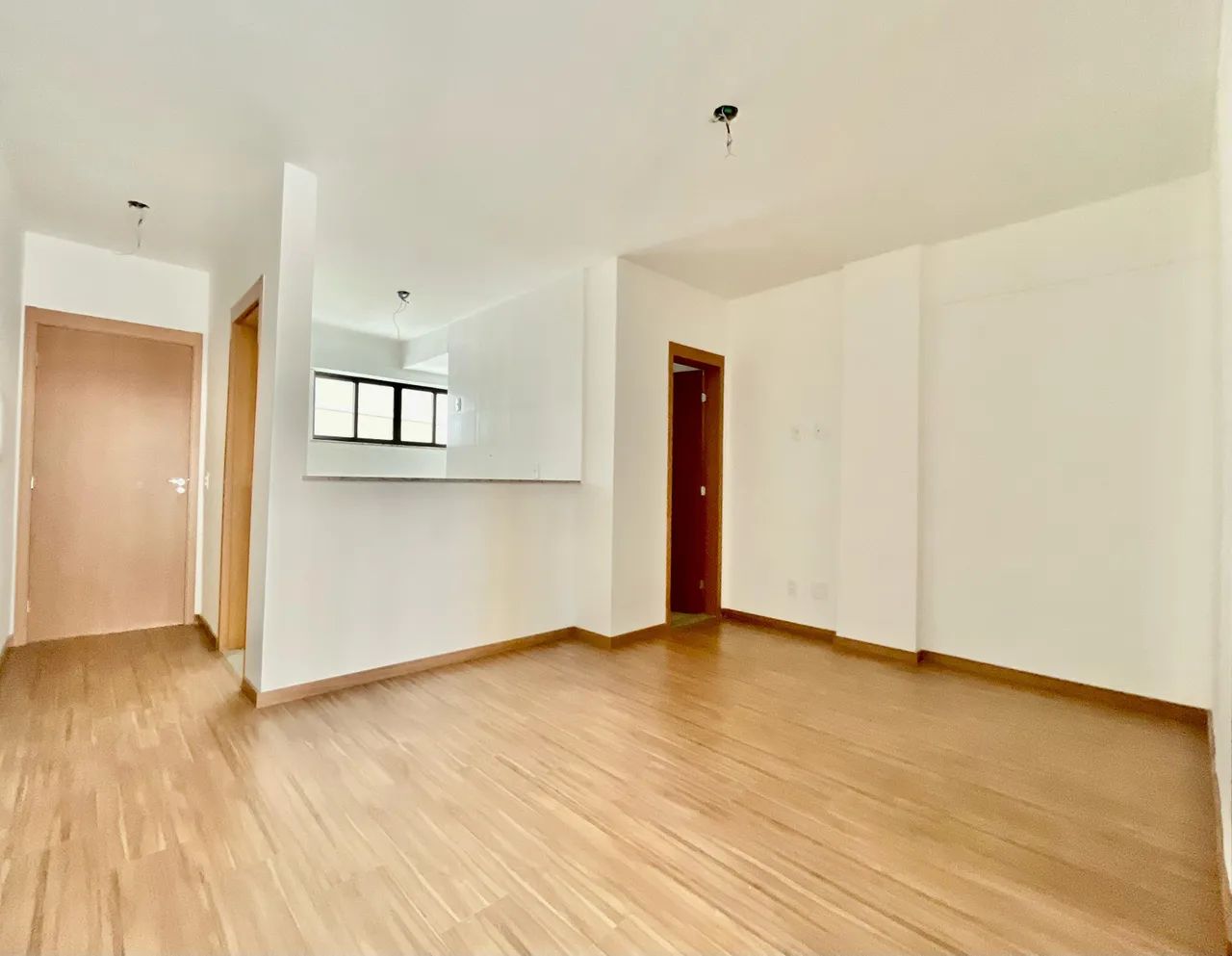 Quarto e sala com varanda e garagem na Padre Café - Foto 2