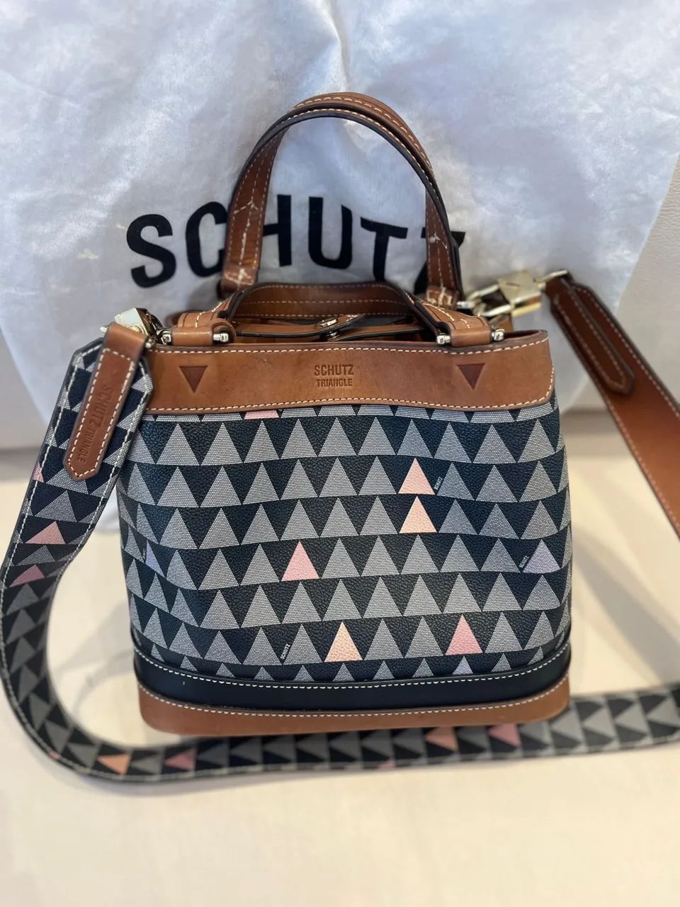 Bolsa Schütz Triangle - Original 2025 - Foto 3