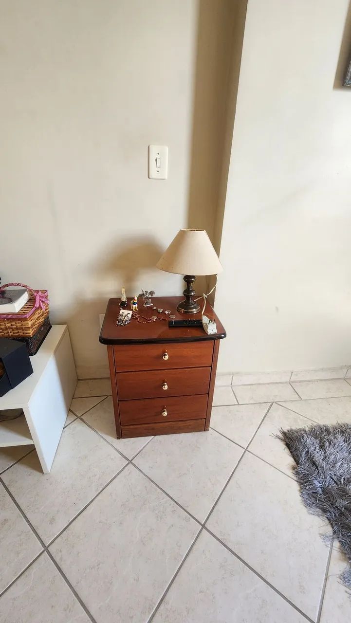 2 Mesas de cabeceira/ criado mudo com 3 gavetas  - Foto 2
