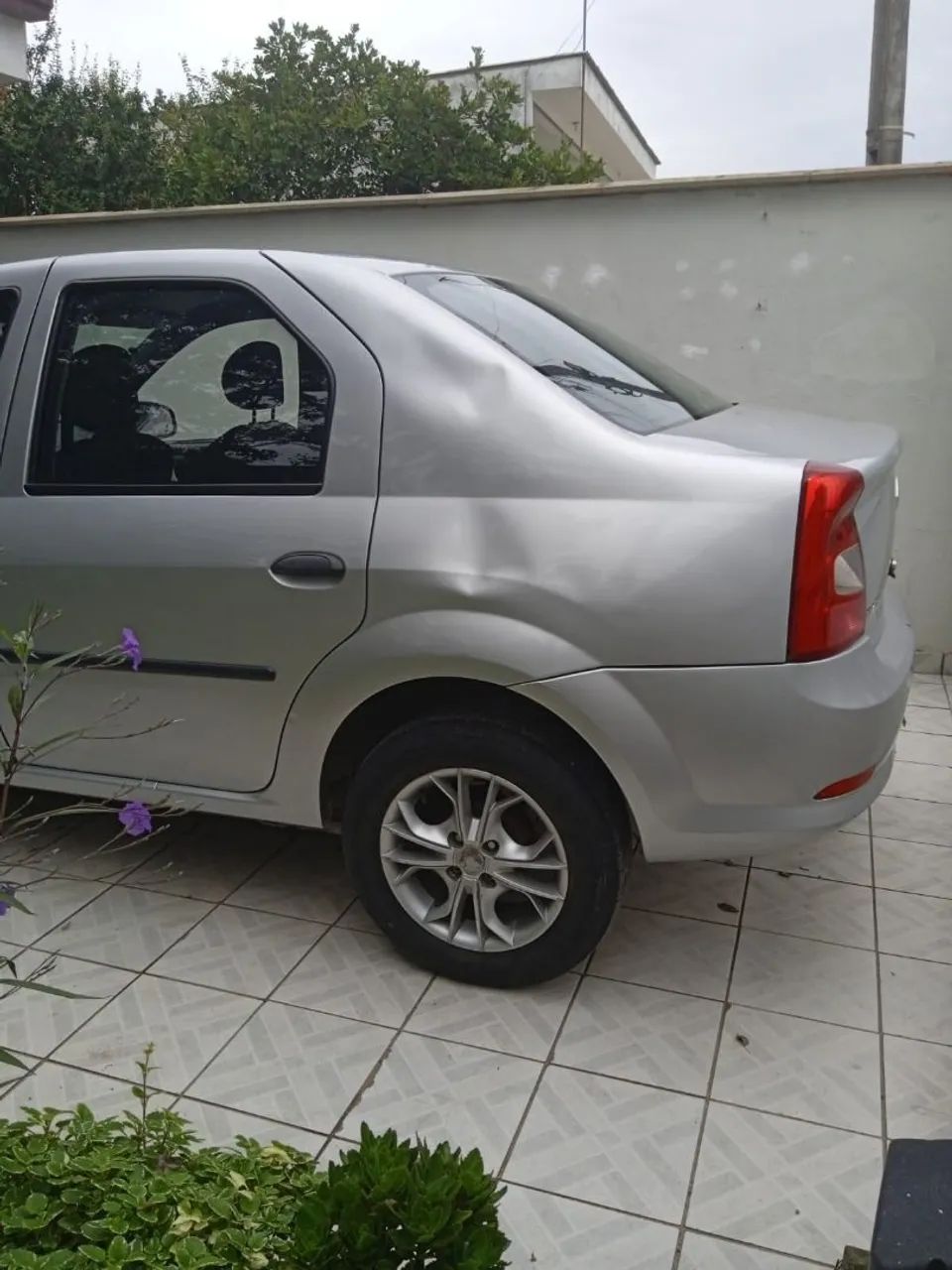 Renault Logan Authentique Hi-flex 1.0 16V 4P 2013 - Foto 2