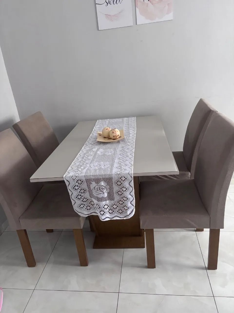 Mesa de jantar com tampo de vidro e 4 cadeiras 