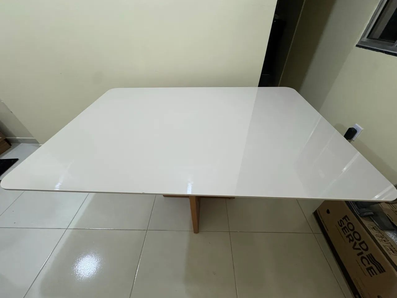 Mesa tampo de vidro com pés em madeira maciça 