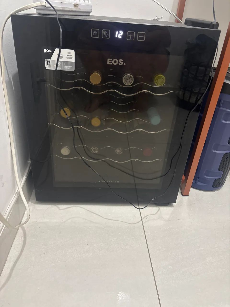 Vendo adega com vinhos importados 