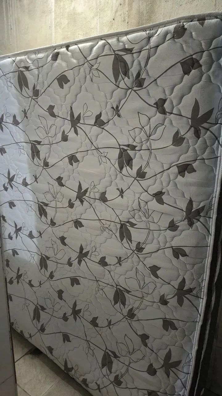 Cama box Bi partido Queen size com colchao, e colchão king size usado.  - Foto 3