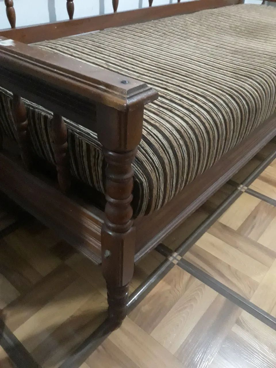 Antigo sofá 4 lugares em madeira nobre. - Foto 4