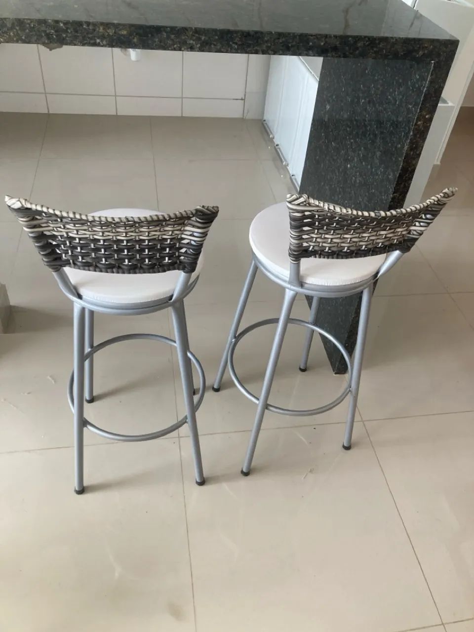 02 (duas) Banquetas 